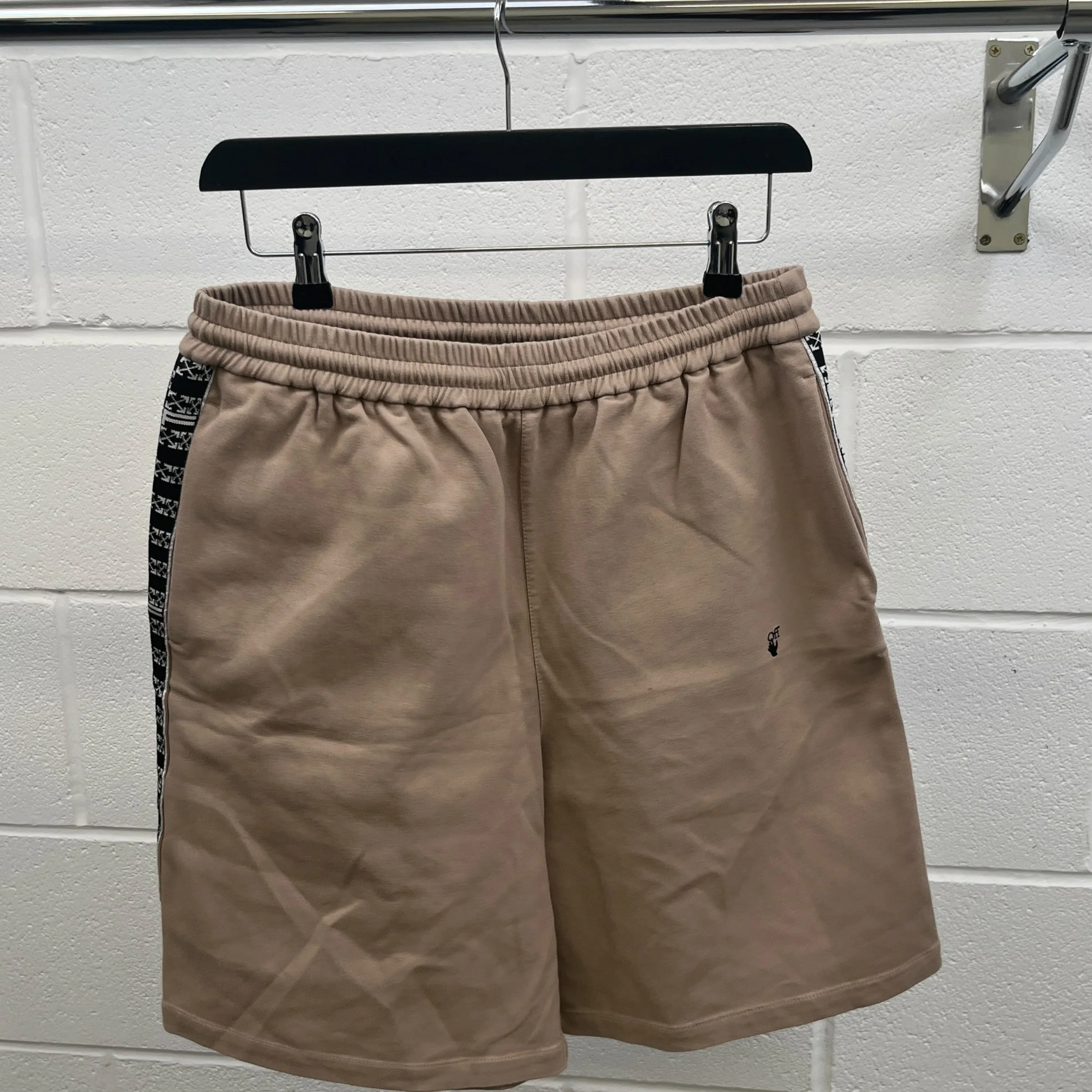 Men's Arrow Logo Shorts Beige Size S - Image 9
