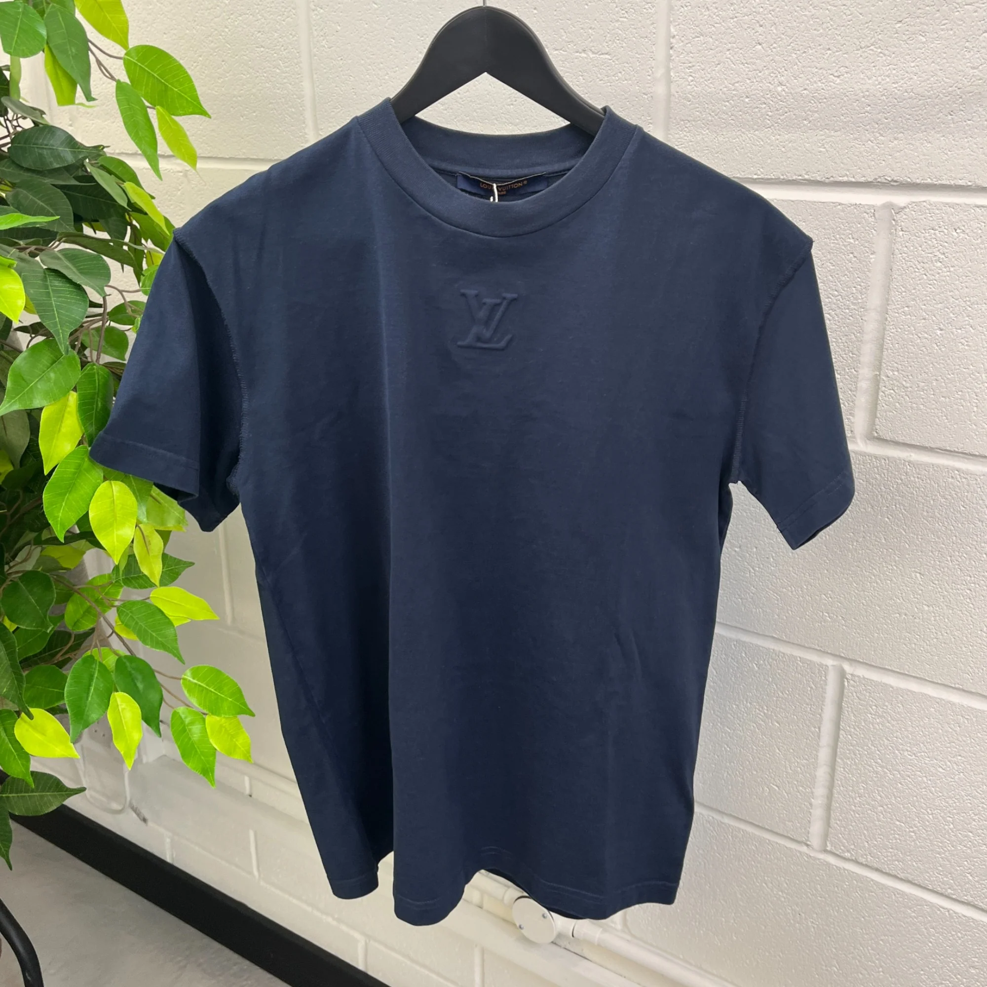 Men's Embossed Lv T-Shirt Navy Size XS - Image 7