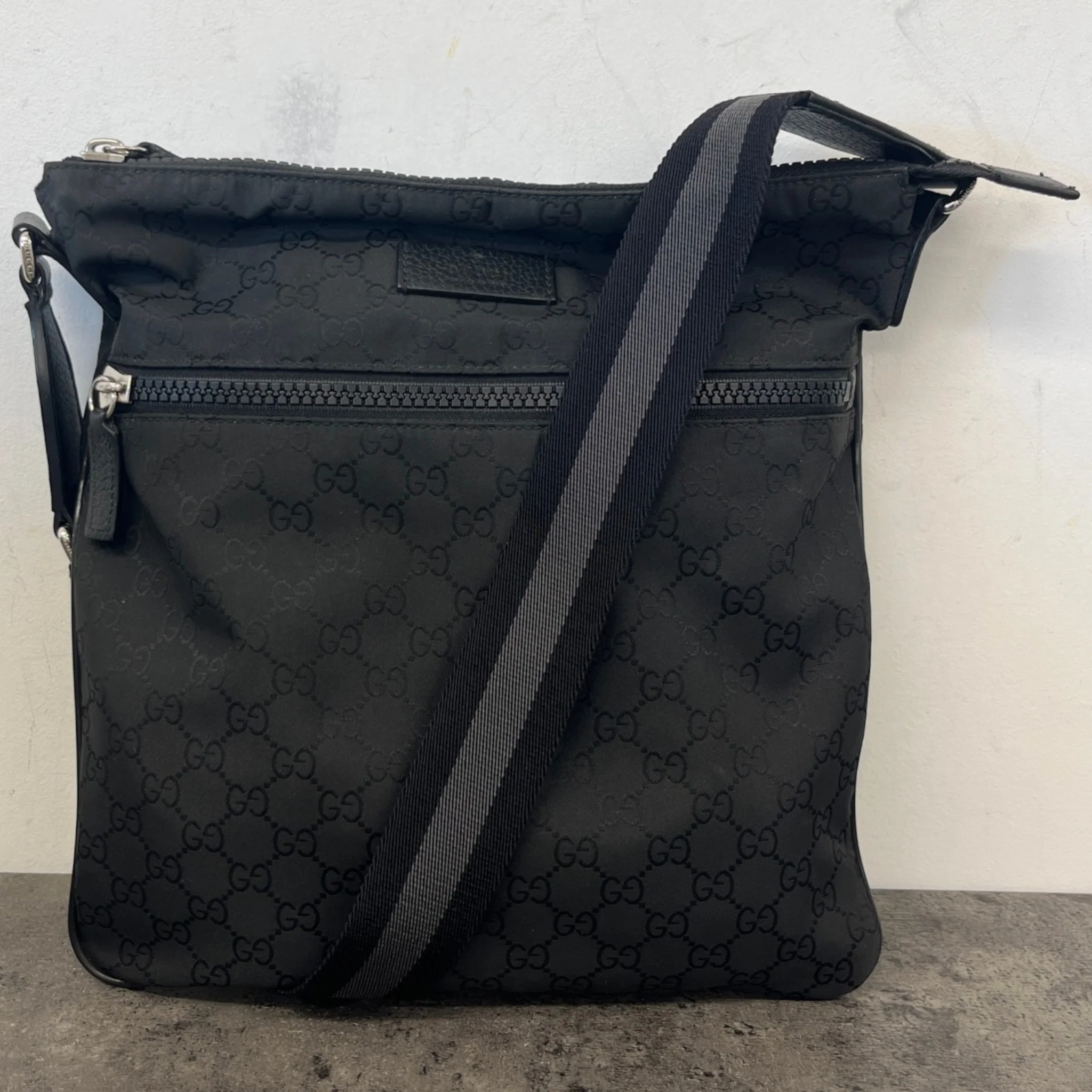 Men's Gg Supreme Messenger Bag Black - Image 11