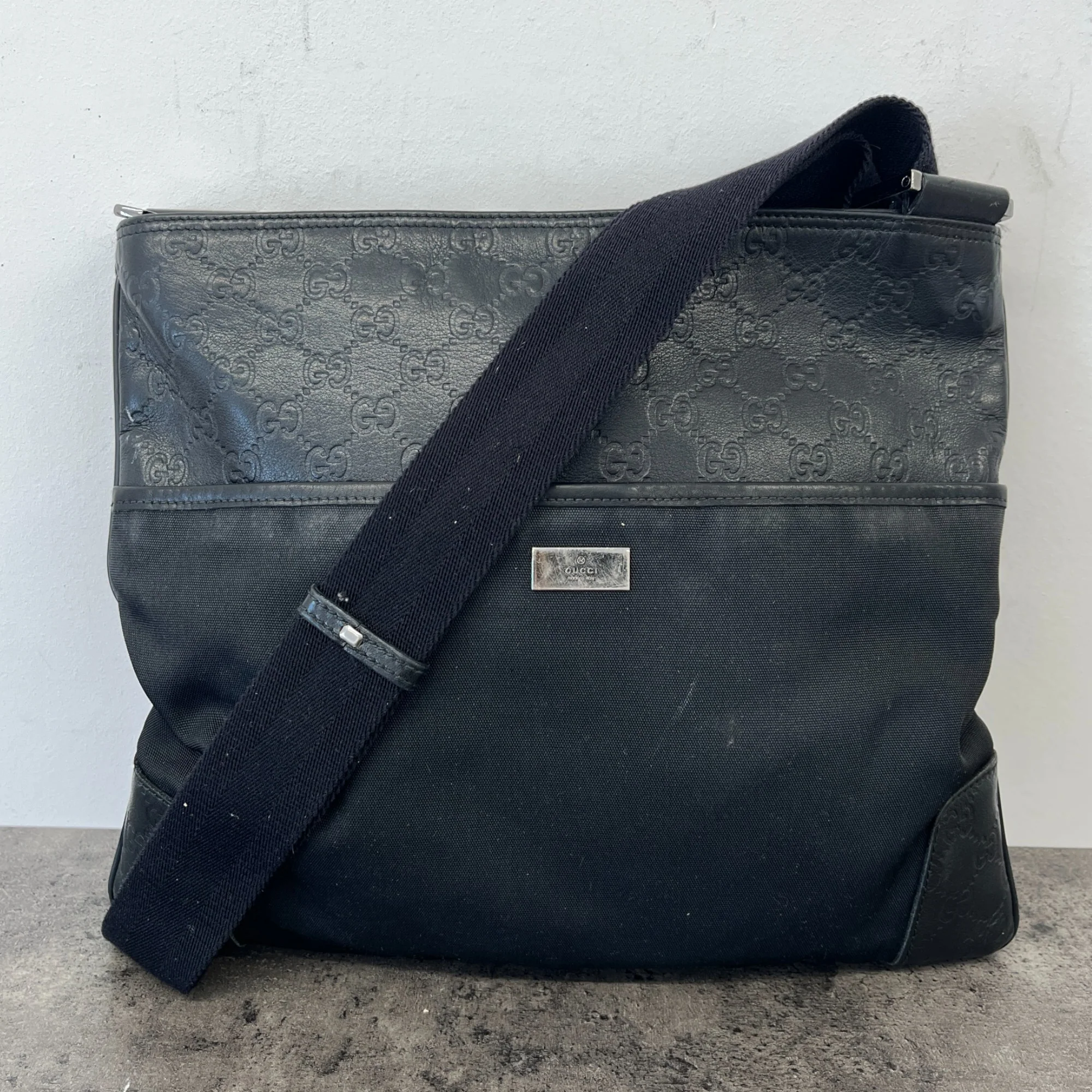 Men's Gg Supreme Plaque Logo Messenger Bag Black - Image 8