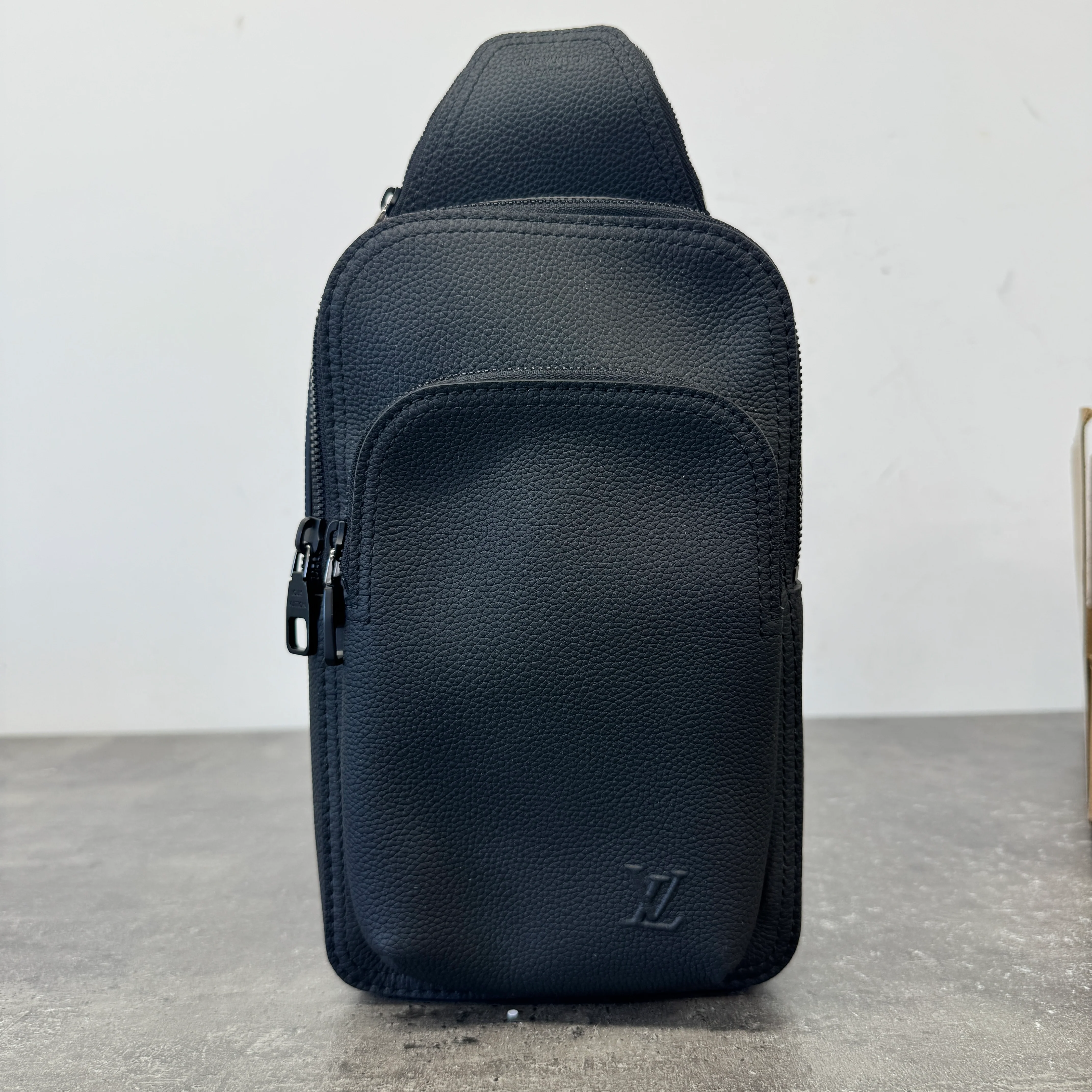 Men's Lv Aerogram Avenue Sling Pm Bag Black - Image 18