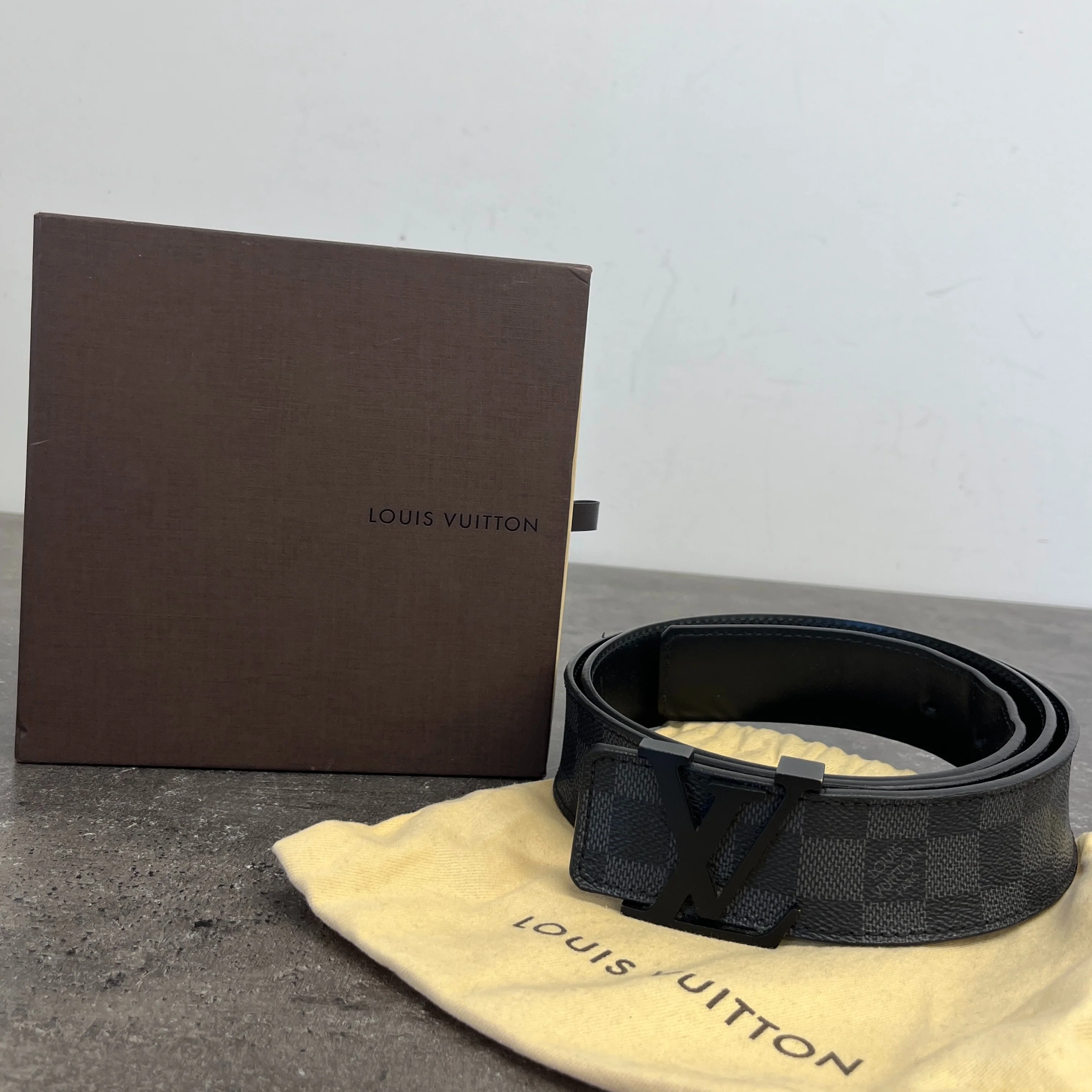 Men's Lv Initials Damier Graphite Belt Black Size Waist 42" - Image 6