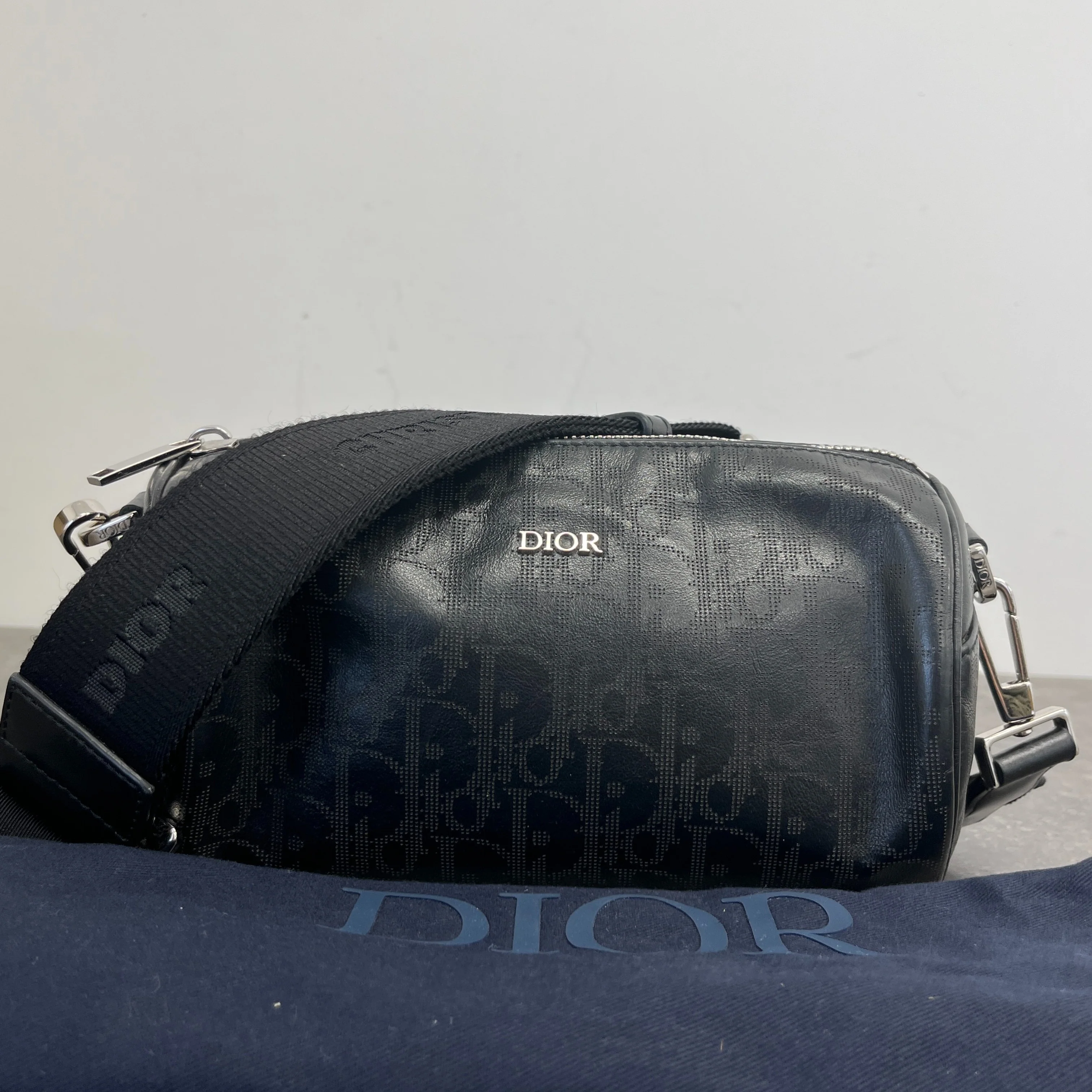 Men's Oblique Roller Bag Black - Image 12