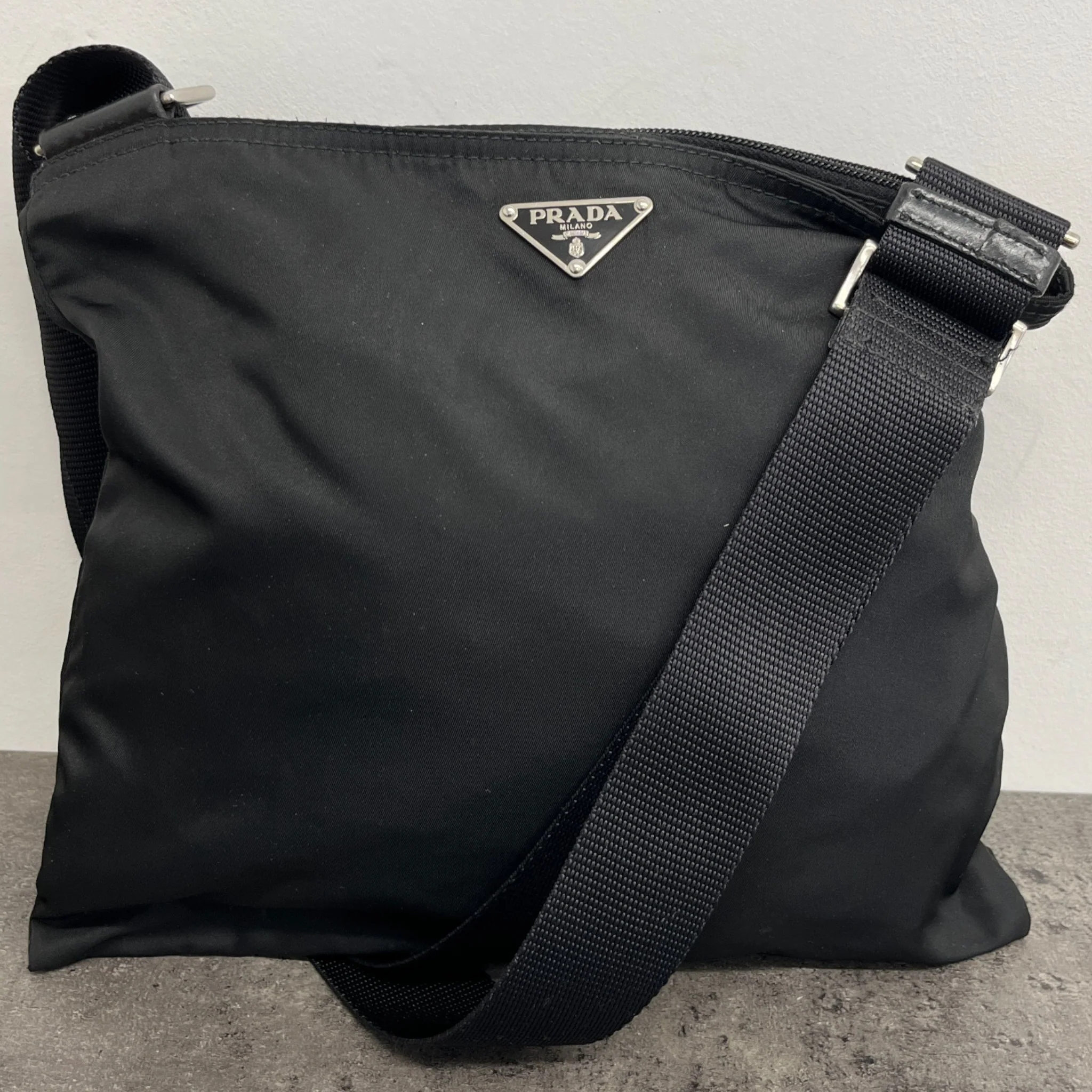 Men's Plaque Logo Re-Nylon Messenger Bag Black - Image 10