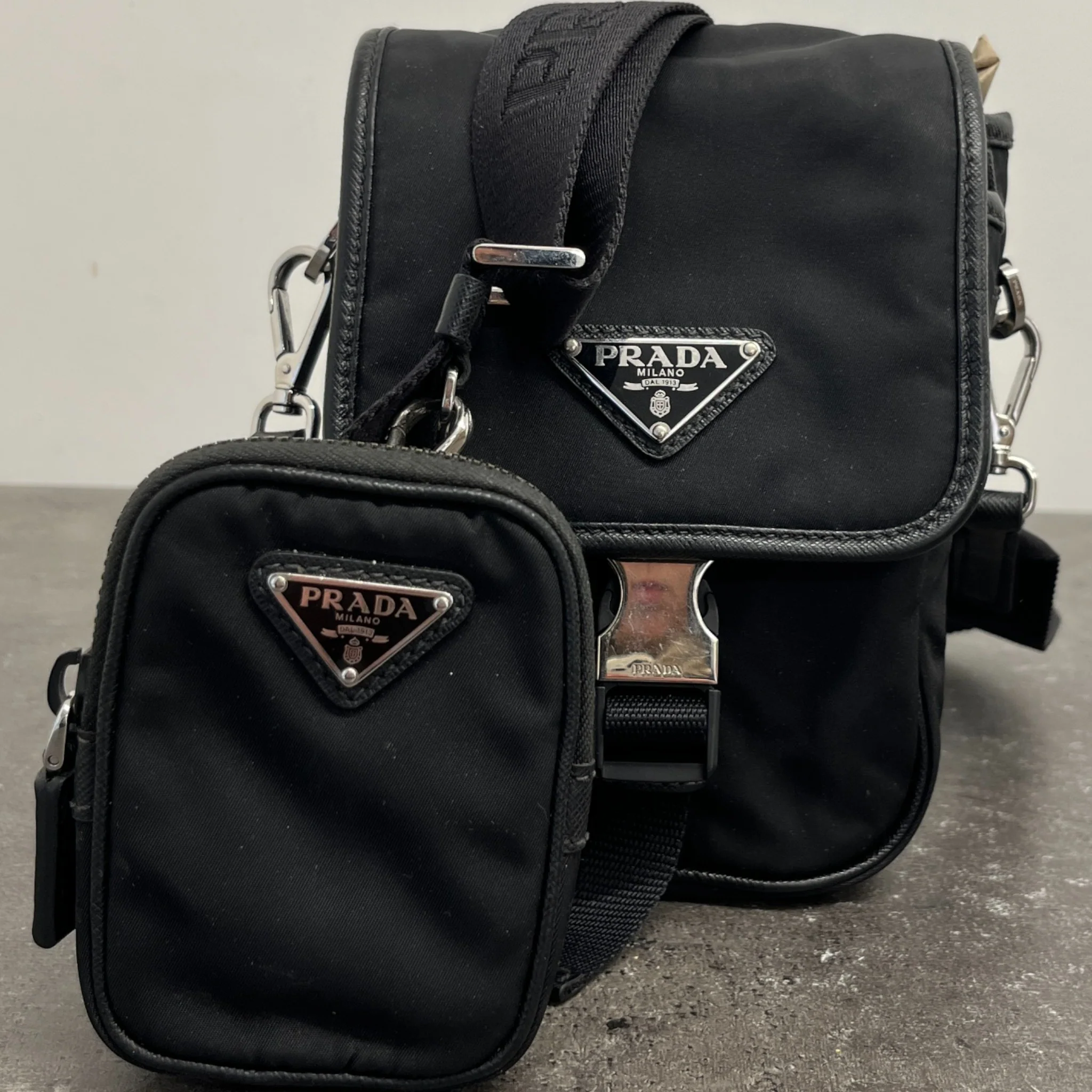Men's Re-Nylon Plaque Logo Messenger Bag Black - Image 12