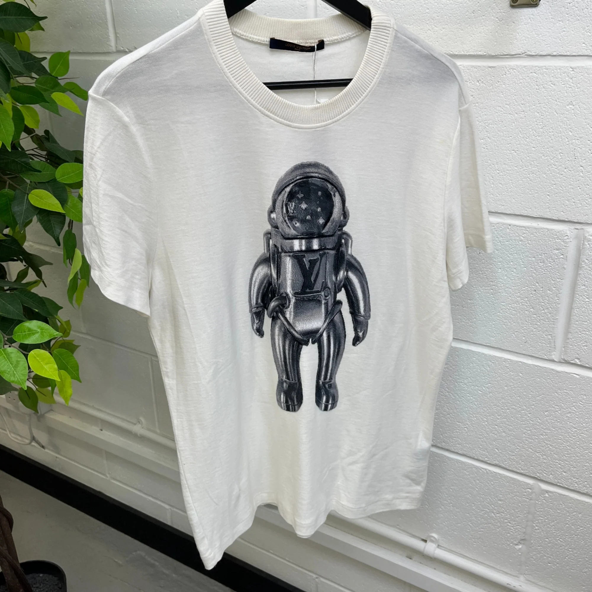 Men's Velor Astronaut Graphic T-Shirt White Size S - Image 8