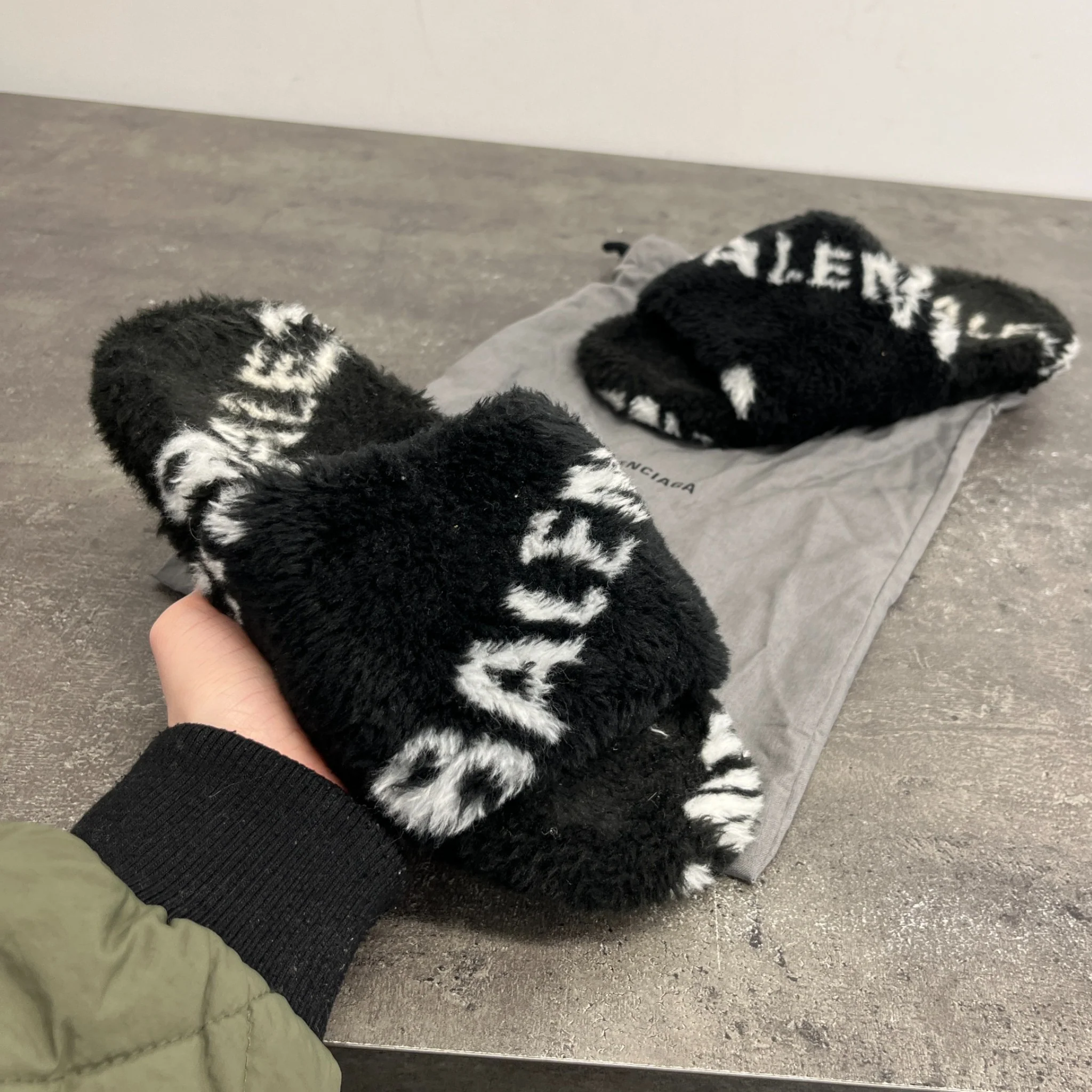 Women's Fur Logo Slides Black Size EU 37 / UK 4 - Image 11
