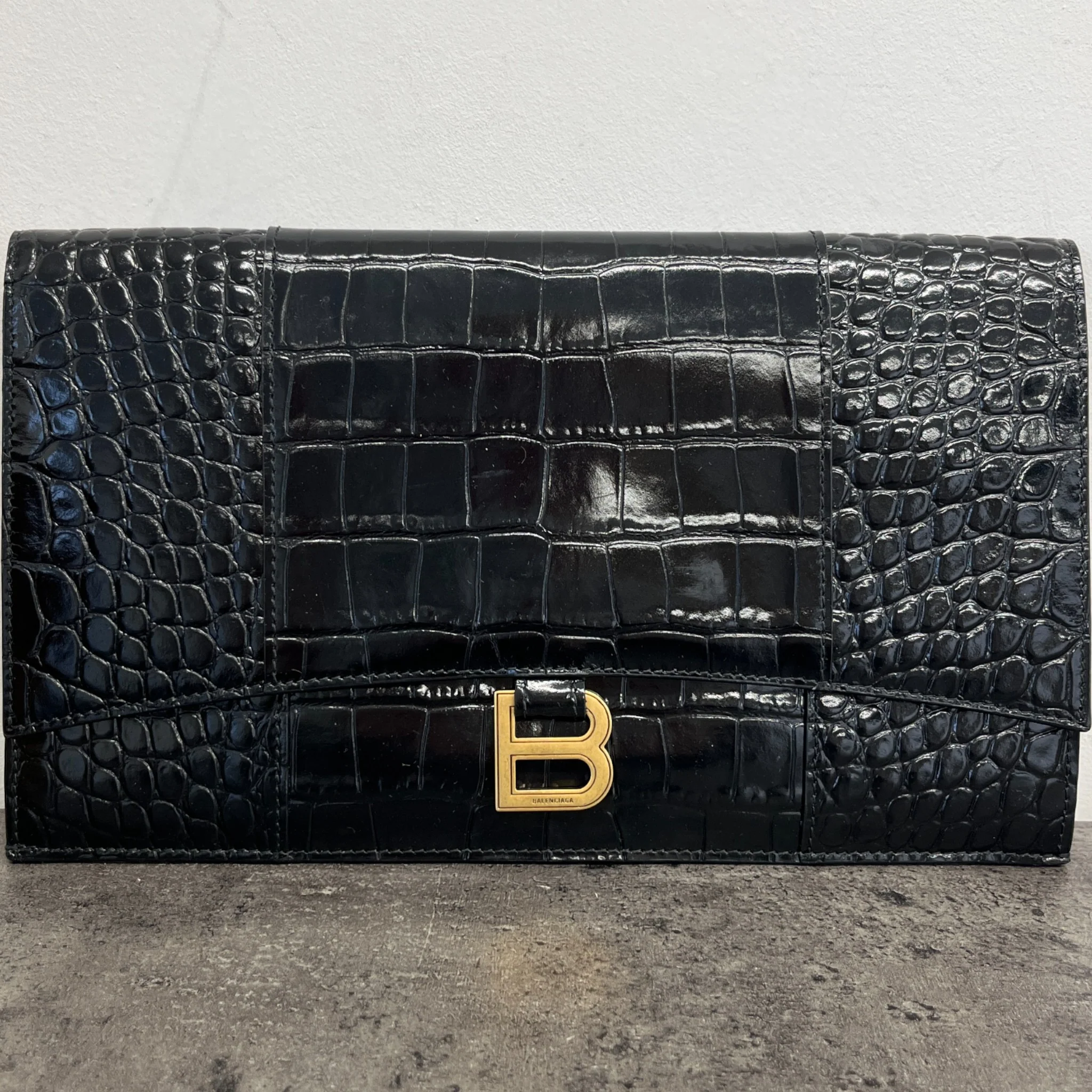 Women's Hourglass Crocodile Embossed Clutch Black - Image 11
