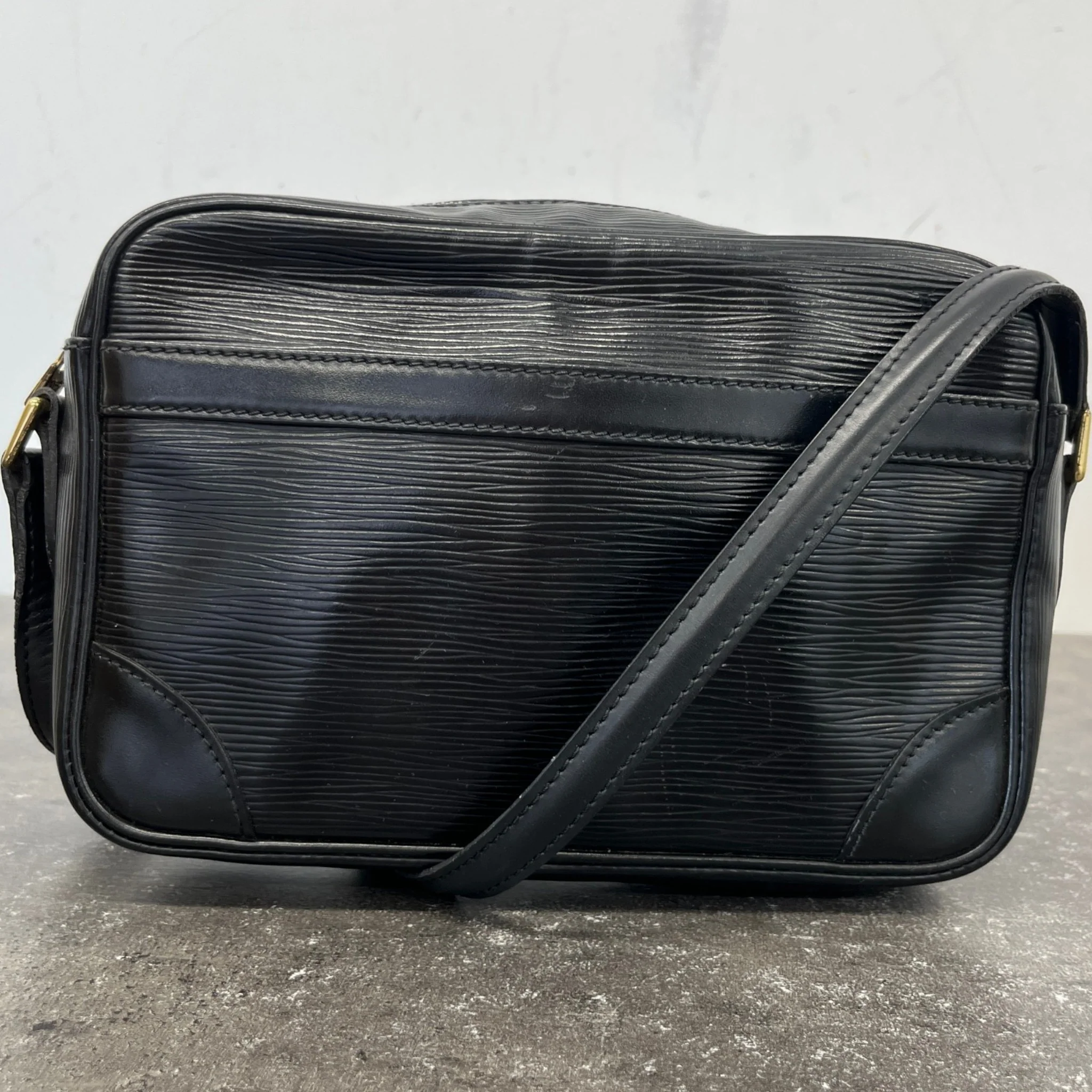 Women's Trocadero 27 Epi Leather Messenger Bag Black - Image 13